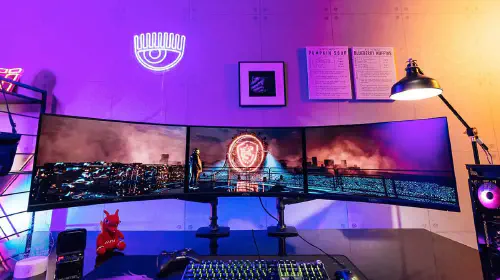 assets/pcw11_Mulit-Monitor-Setup_RGBeci.jpeg