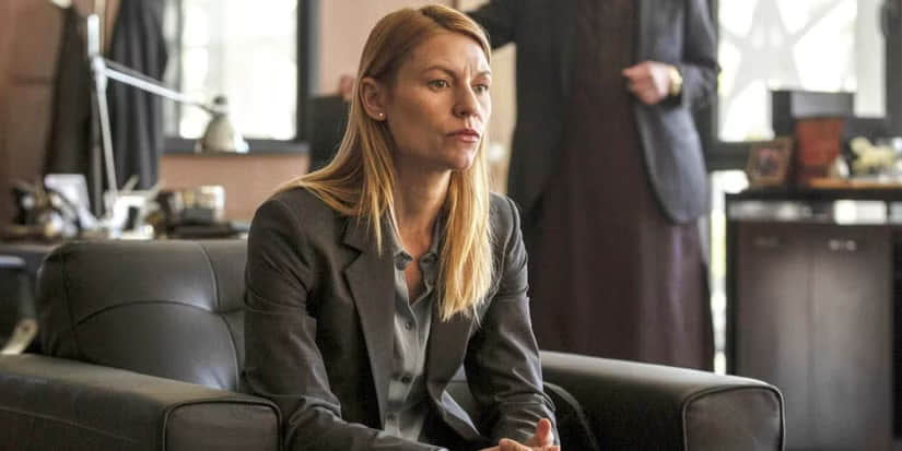 claire-danes-on-the-phone-as-carrie-mathison-in-homeland-season-8-1