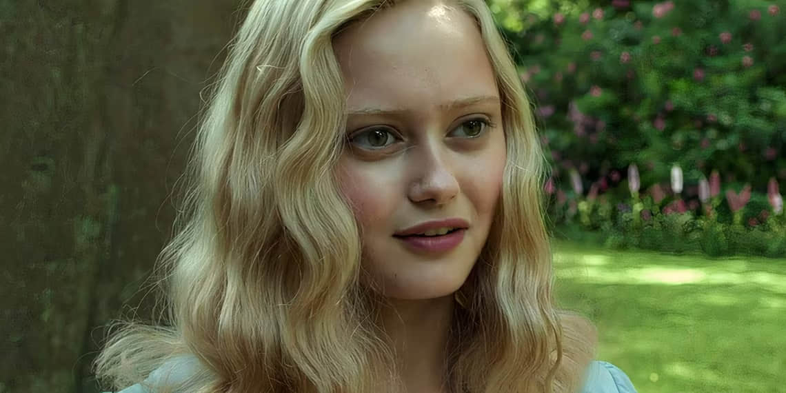 ella-purnell-speaking-to-asa-butterfield-outside-in