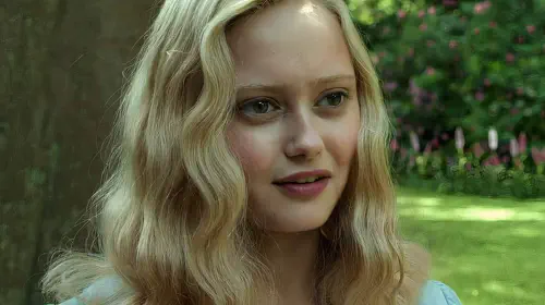 assets/ella-purnell-speaking-to-asa-butterfield-outside-in.jpeg