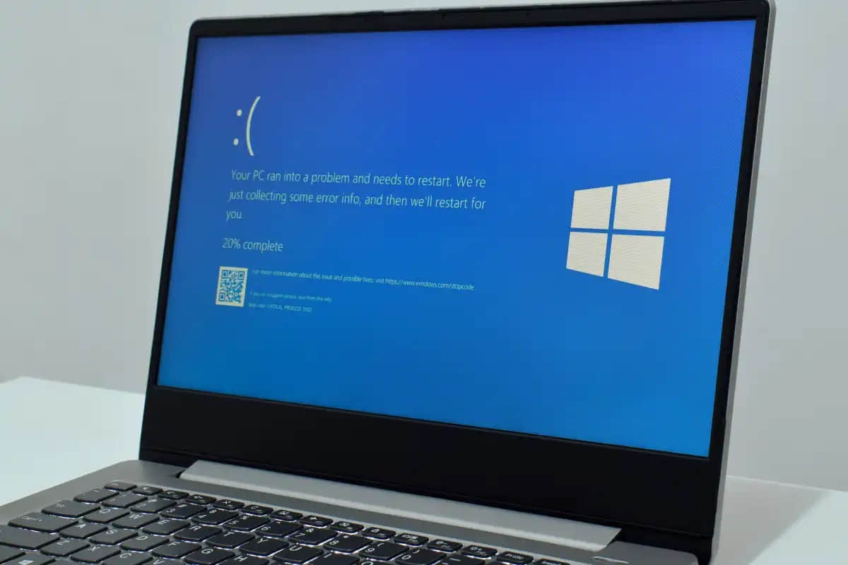 Windows-11-laptop-with-Blue-Screen-of-Death-BSOD-hero