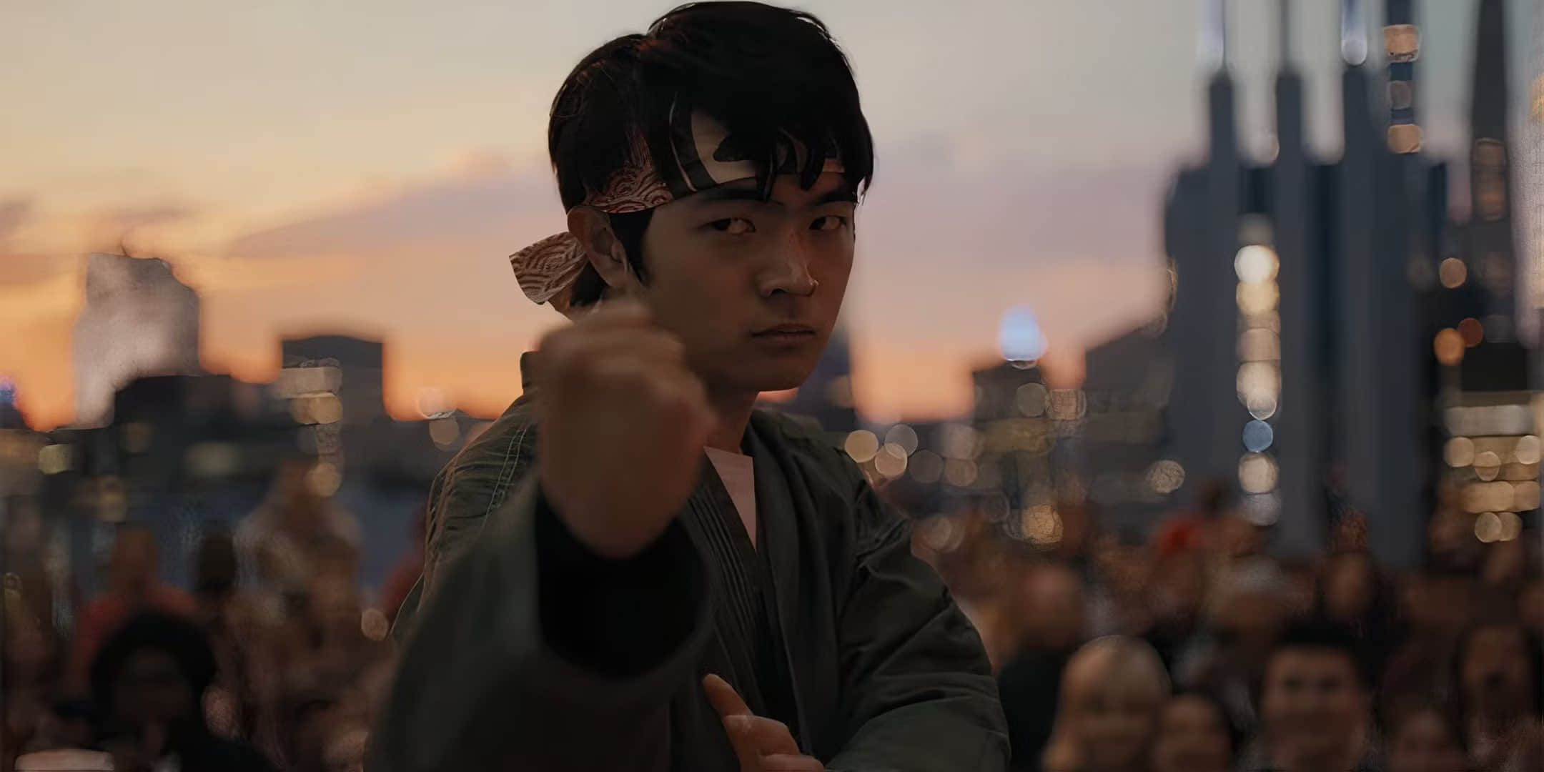 ben-wang-s-li-fong-in-a-fighting-pose-in-karate-kid-legends