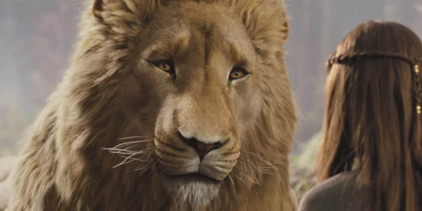 liam-neeson-as-aslan-and-georgie-henley-as-lucy-pevensie-in-the