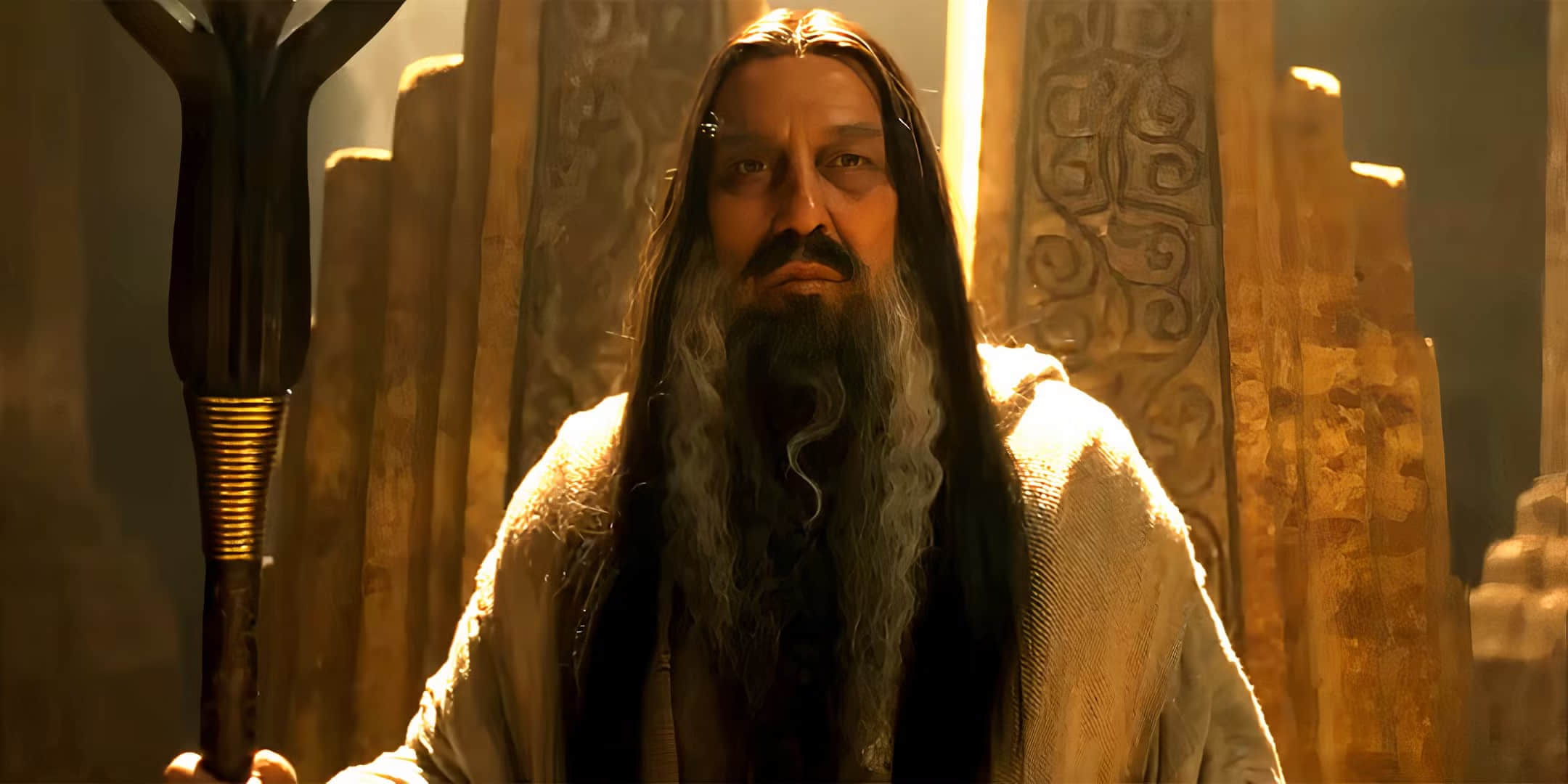 the-dark-wizard-holding-his-staff-in-the-lord-of-the-rings-the-rings-of-power-season-2