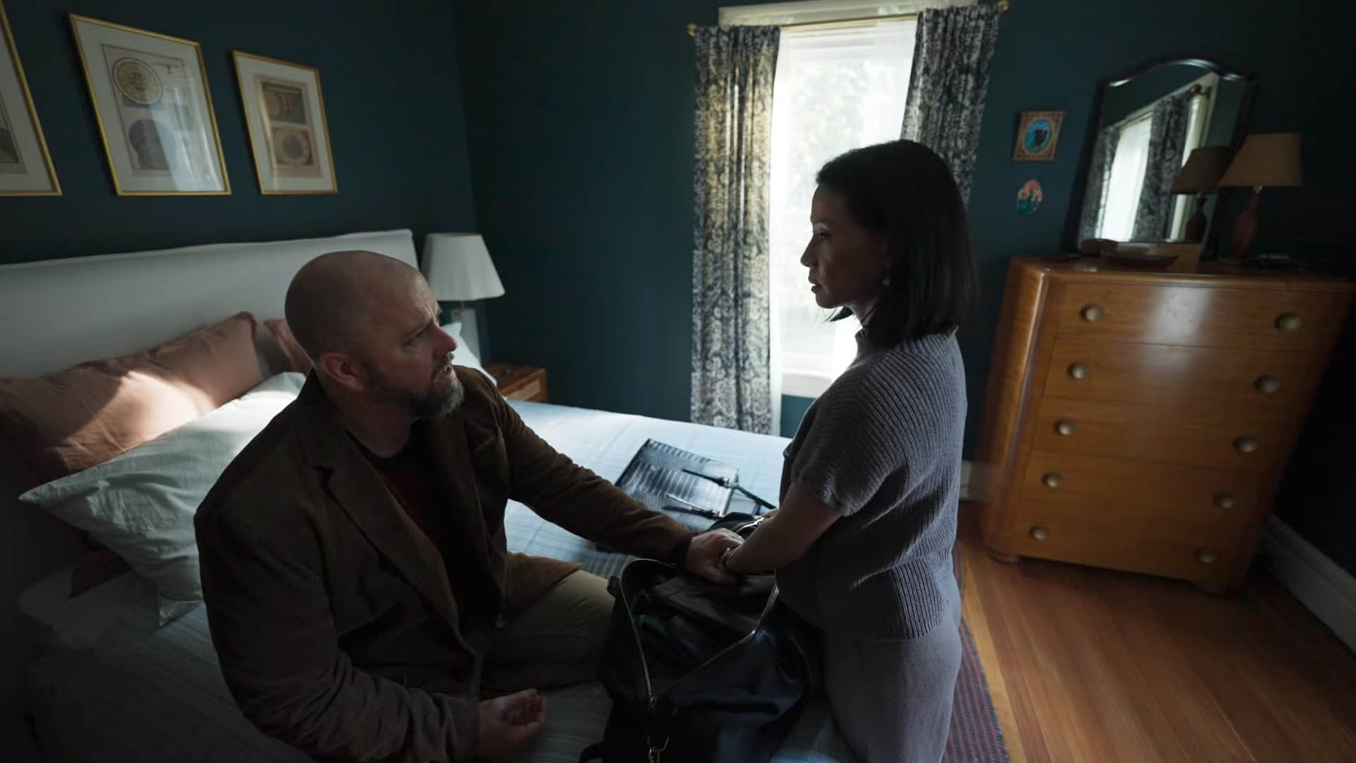 chris-sullivan-chris-and-lucy-liu-rebekah-in-2025-film-presence-directed-by-steven-soderbergh