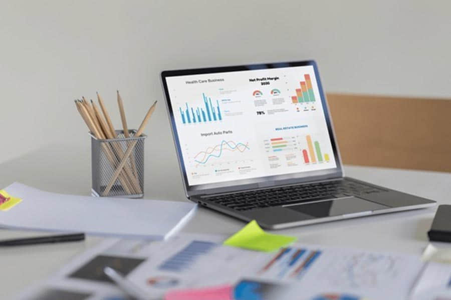 laptop-computer-finance-graph-no