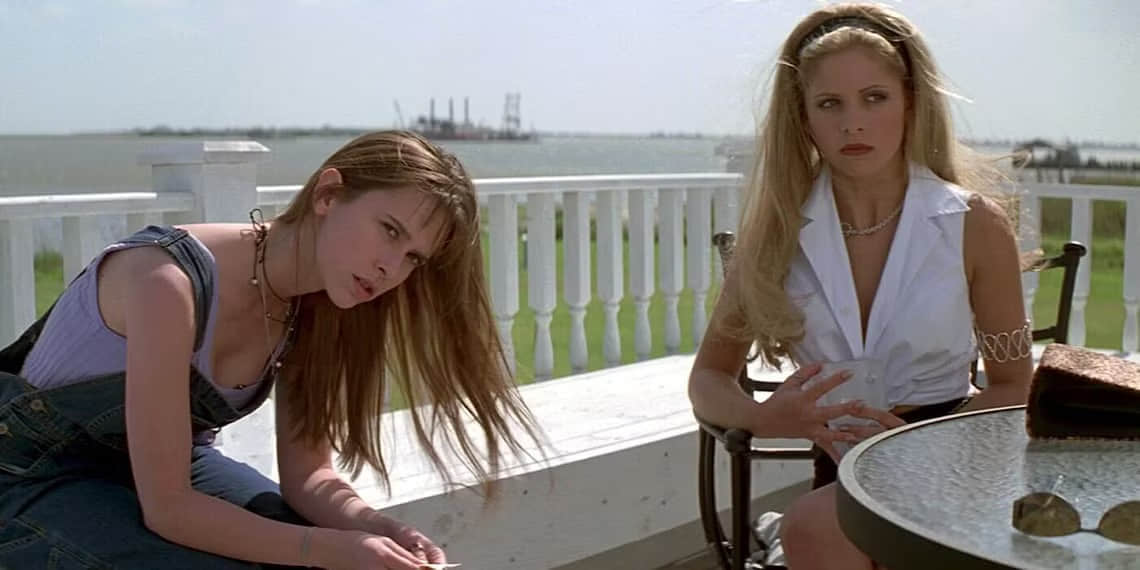 jennifer-love-hewitt-and-sarah-michelle-gellar-outside-in-i-know-what-you-did-last-summer