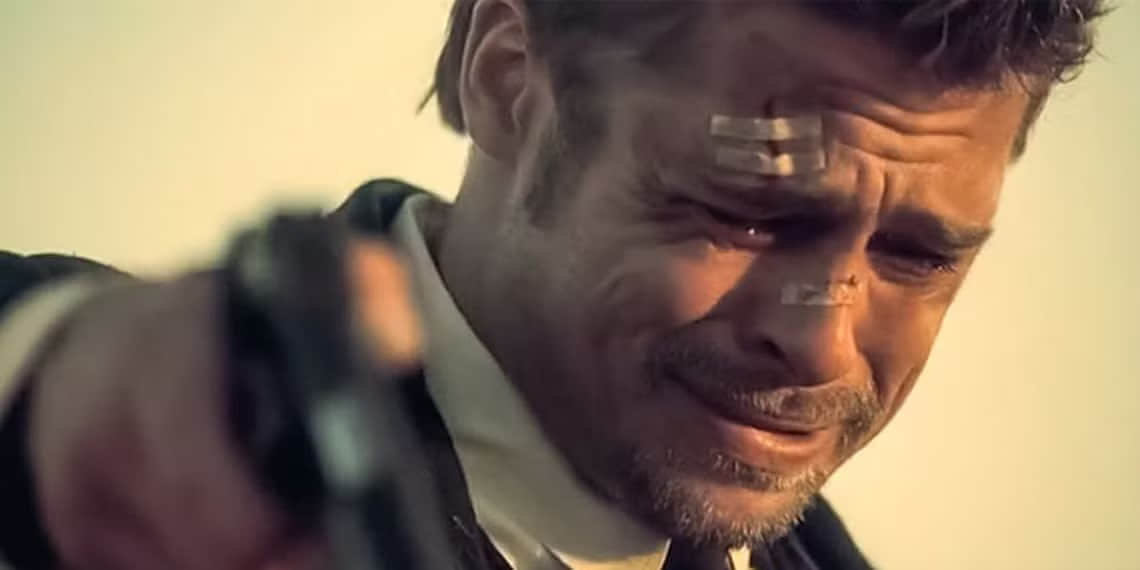 brad-pitt-with-a-gun-opening-the-box-at-the-end-of-ze7en