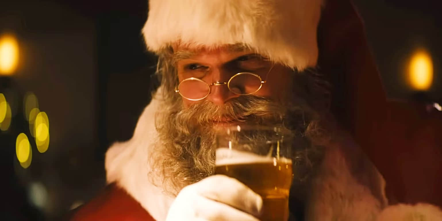 david-harbour-as-santa-holding-a-beer-in-violent-night