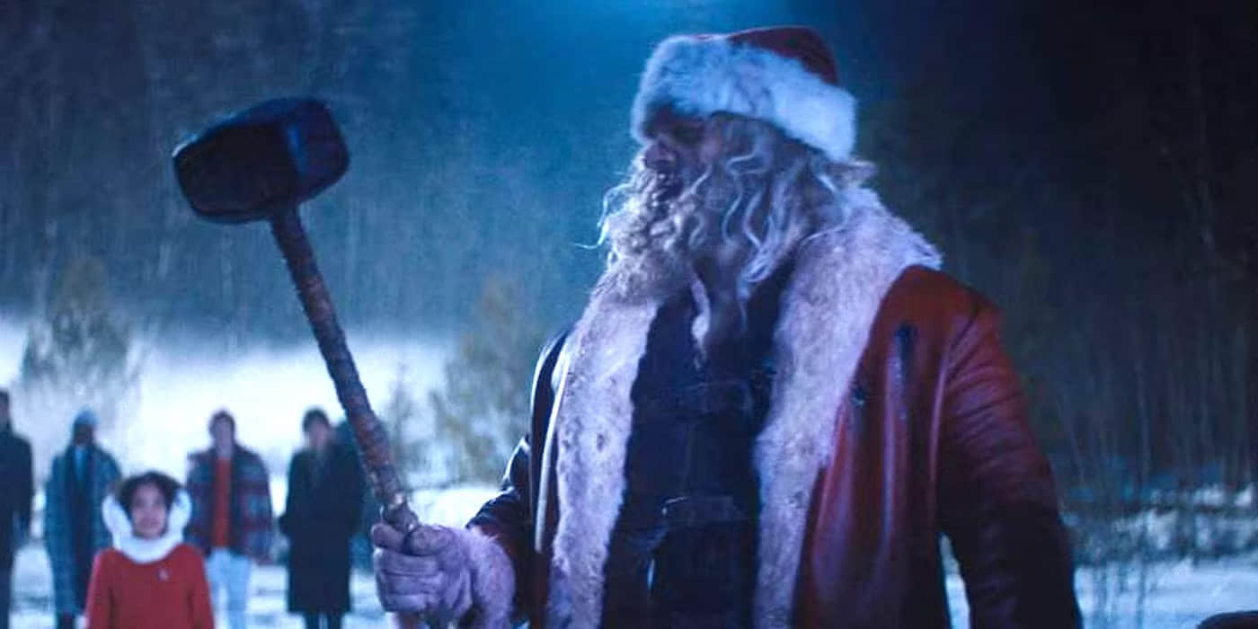 david-harbour-as-santa-with-a-hammer-in-violent-night