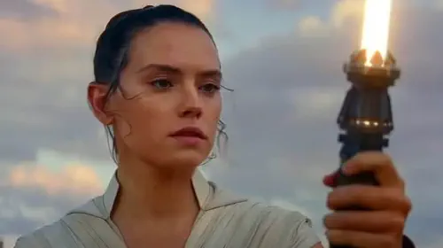 assets/daisy-ridley-as-rey-skywalker-holding-a-yellow-lightsaber-in-star-wars.jpeg