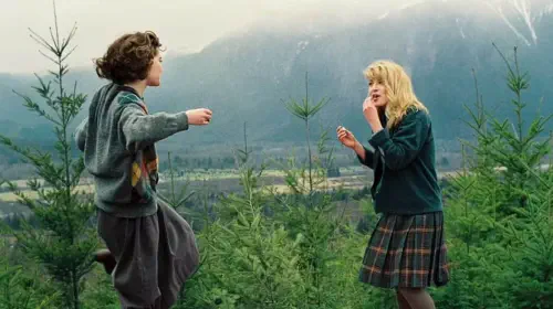 assets/lara-flynn-boyle-and-sheryl-lee-dance-as-donna-and-laura-in-the-tv-show-twin-peaks.jpeg