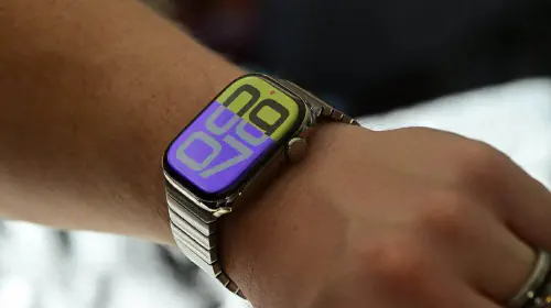 assets/62579-129776-61431-127092-61279-126562-Apple-Watch-Series-10-on-Wrist-Flux-Face-xl-xl-xl.jpeg