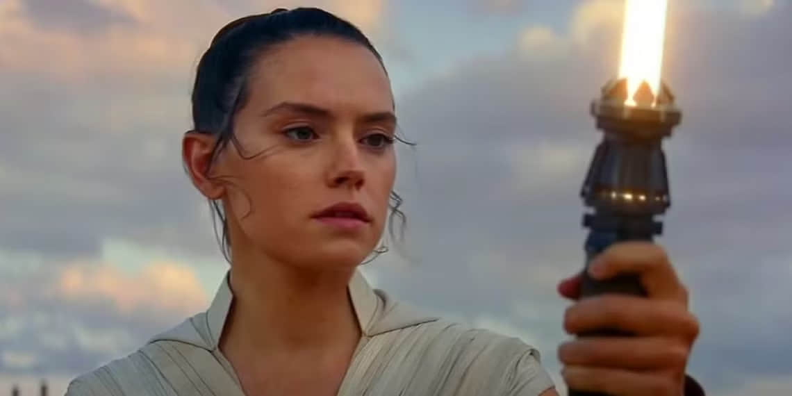daisy-ridley-as-rey-skywalker-holding-a-yellow-lightsaber-in-star-wars