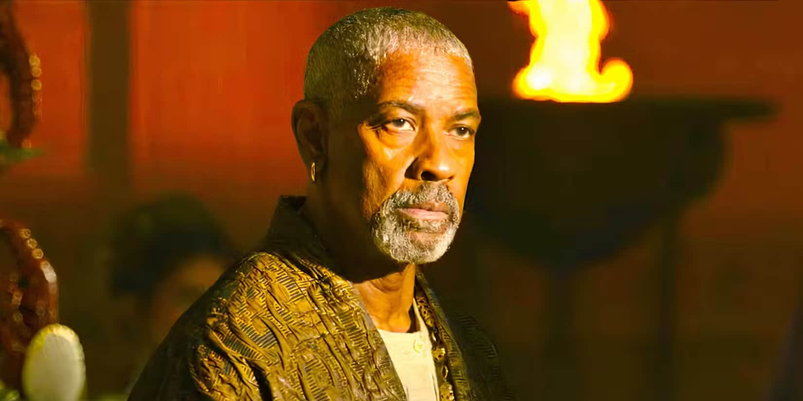 denzel-washington-as-macrinus-looking-serious-in-gladiator-2