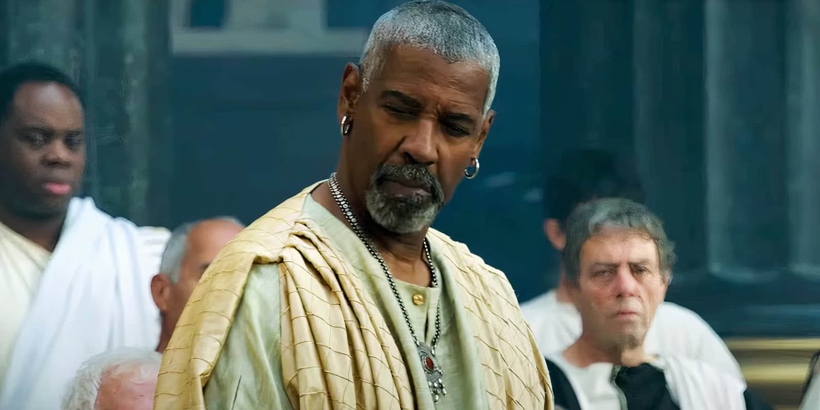 denzel-washington-as-macrinus-talking-to-the-senate-in-gladiator-2