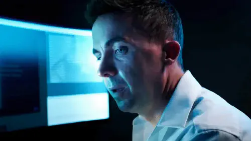 assets/frankie-muniz-looking-concerned-in-renner-trailer.jpeg