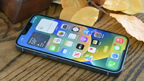 assets/62563-129722-61935-128268-iPhone-SE-4-screen-xl-xl.jpeg