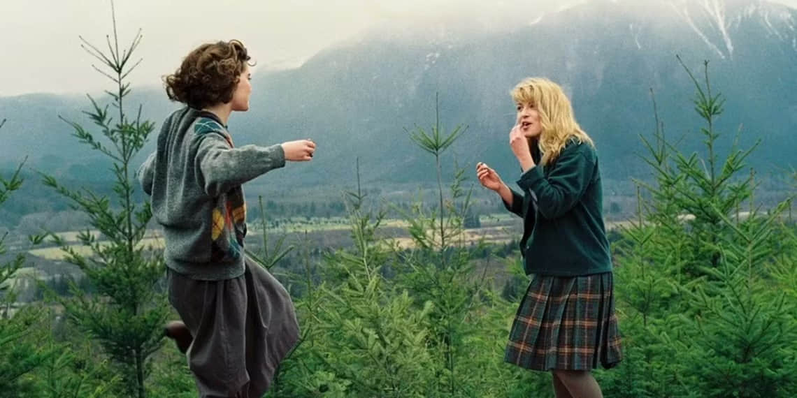 lara-flynn-boyle-and-sheryl-lee-dance-as-donna-and-laura-in-the-tv-show-twin-peaks