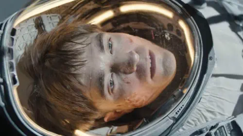 assets/robert-pattinson-in-an-astronaut-suit-looking-up-in-the-movie-mickey-17.jpeg