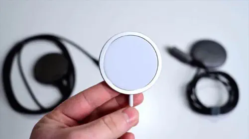 assets/62803-131133-MagSafe-Puck-in-Hand-xl.jpeg