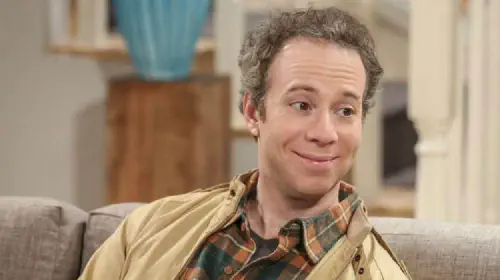 assets/the-big-bang-theory-spin-off-stuart.jpeg