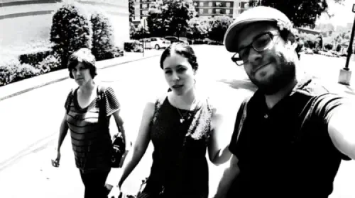 assets/seth-rogen-with-wife-lauren-miller-rogen-and-mom-adele-miller-in-the-movie-taking-care.jpeg