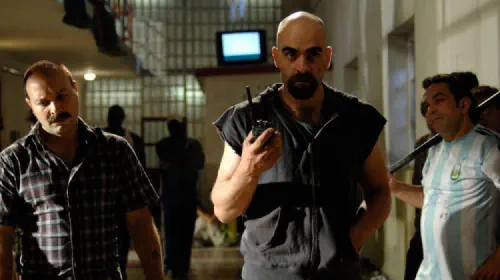 assets/two-prisoners-organize-the-riot-with-a-walkie-talkie-in-the-2009-movie-cell-211.jpeg