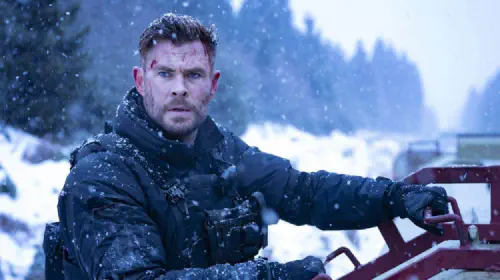 assets/chris-hemsworth-in-extraction-2.jpeg