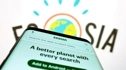 assets/Ecosia-search-engine-on-Android-phone-in-front-of-monitor-1.jpeg