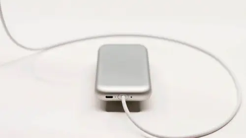 assets/Apple-Vision-Pro-battery-puck.jpeg