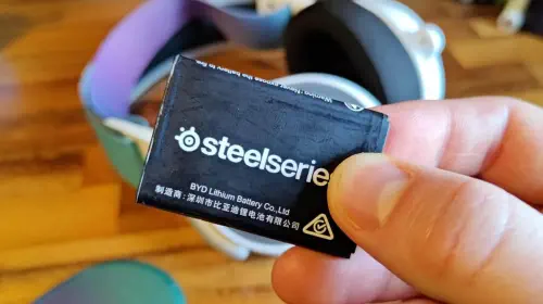assets/SteelSeries-headset-swappable-battery-held-in-fingers-close-up.jpeg