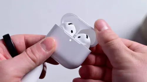 assets/63169-131267-61712-127655-61280-126770-AirPods-4-VS-AirPods-Pro-2!-xl-xl-xl.jpeg