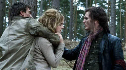 assets/emma-watson-and-nick-moran-in-harry-potter-deathly-hollows.jpeg