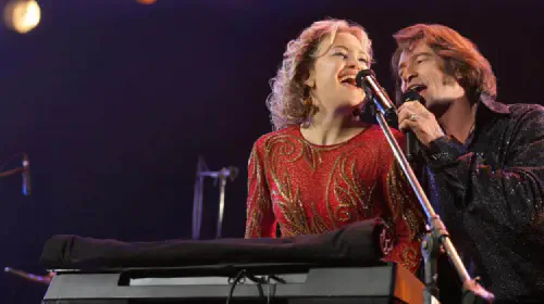 assets/kate-hudson-and-hugh-jackman-singing-in-a-neil-diamond-cover-band-in-the-movie-song-sung-blue.jpeg