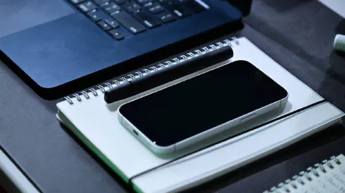 assets/62913-130573-iPhone-16e-Desk-Screen-Off-xl.jpeg
