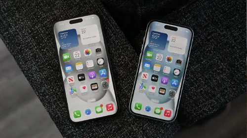 assets/63262-131447-61663-127504-iPhone-15-and-iPhone-15-Plus-on-Couch-Displays-xl-xl.jpeg