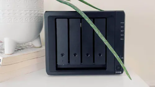 assets/63346-131637-38163-72349-synology-ds420+-head-xl-xl.jpeg