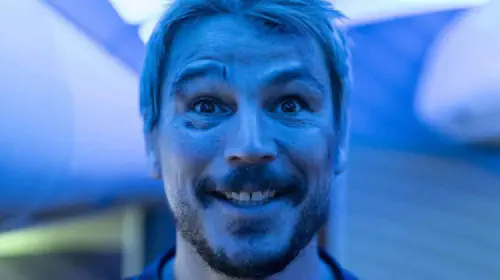 assets/josh-hartnett-smiling-in-fight-or-flight.jpeg