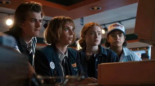 assets/stranger-things-cast-1.jpeg