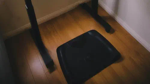 assets/Topo-Comfort-Mat-under-a-standing-desk-on-wooden-floor.jpeg