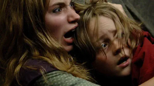 assets/two-children-look-terrified-in-28-weeks-later.jpeg