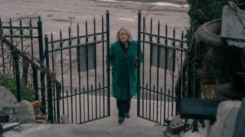 assets/handmaids-tale-elisabeth-moss-series-finale-disney.jpeg