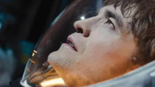 assets/robert-pattinson-in-mickey-17.jpeg