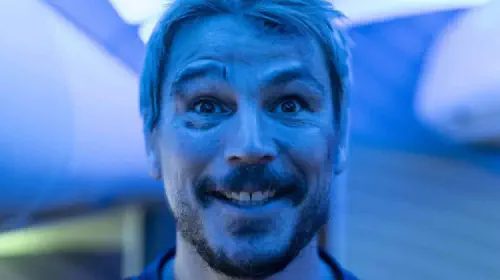 assets/josh-hartnett-smiling-in-fight-or-flight.jpeg