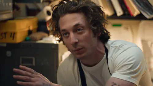assets/jeremy-allen-white-in-the-bear.jpeg