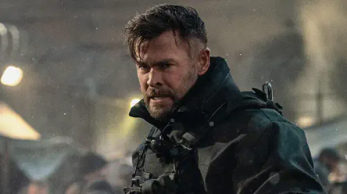 assets/chris-hemsworth-in-extraction-2.jpeg