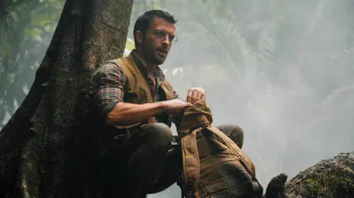 assets/jonathan-bailey-in-jurassic-world-rebirth.jpeg