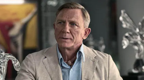 assets/daniel-craig-in-knives-out-glass-onion.jpeg