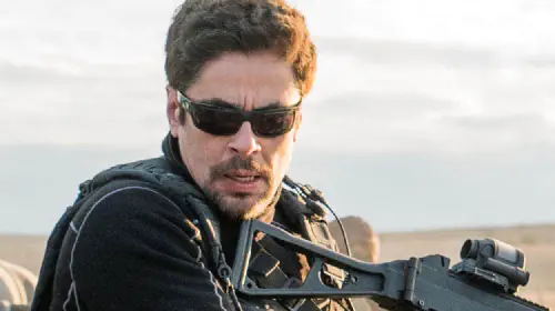 assets/benicio-del-toro-sicario-2.jpeg